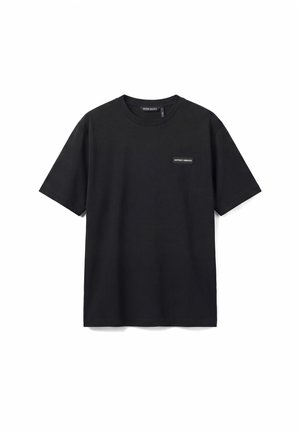 Camiseta negra de manga corta con cuello redondo y un pequeño parche rectangular con el logo "Antony Morato" en el pecho izquierdo.