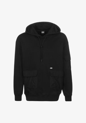 Czarna bluza z kapturem, wykonana z miękkiego materiału, z kapturem na sznurki, przednimi kieszeniami i naszywką z logo po lewej stronie klatki piersiowej.