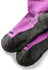 Calcetines deportivos morados y negros con textura acanalada, patrón de diamantes y refuerzo en la punta y el talón. Tejido ligero para mayor comodidad.