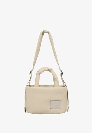 Sac rembourré beige avec une bandoulière amovible, deux poignées courtes et une forme rectangulaire. Présente une écusson de logo sur le devant.