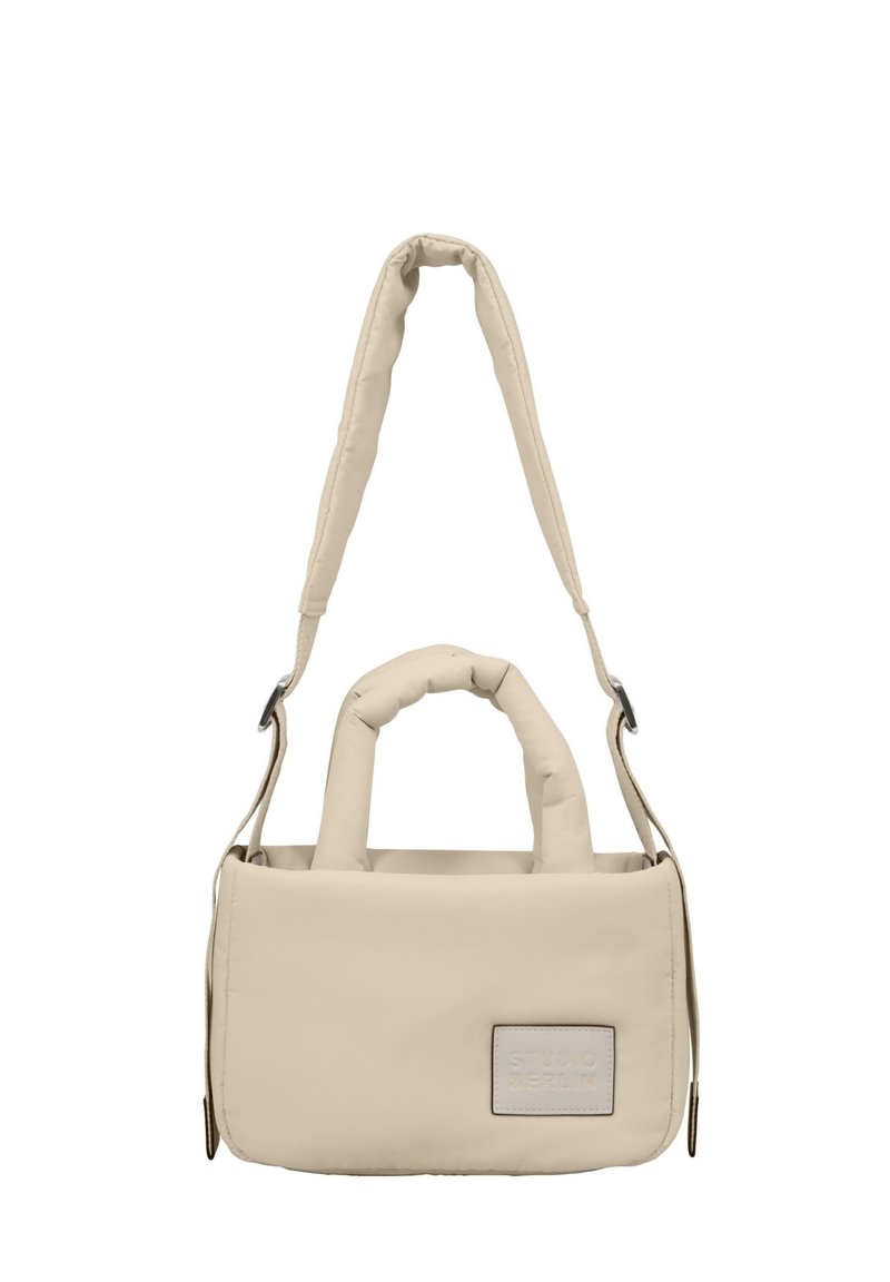 Beige gepolsterte Tasche mit einem abnehmbaren Schultergurt, zwei kurzen Griffen und rechteckiger Form. Verfügt über ein Logo-Patch auf der Vorderseite.