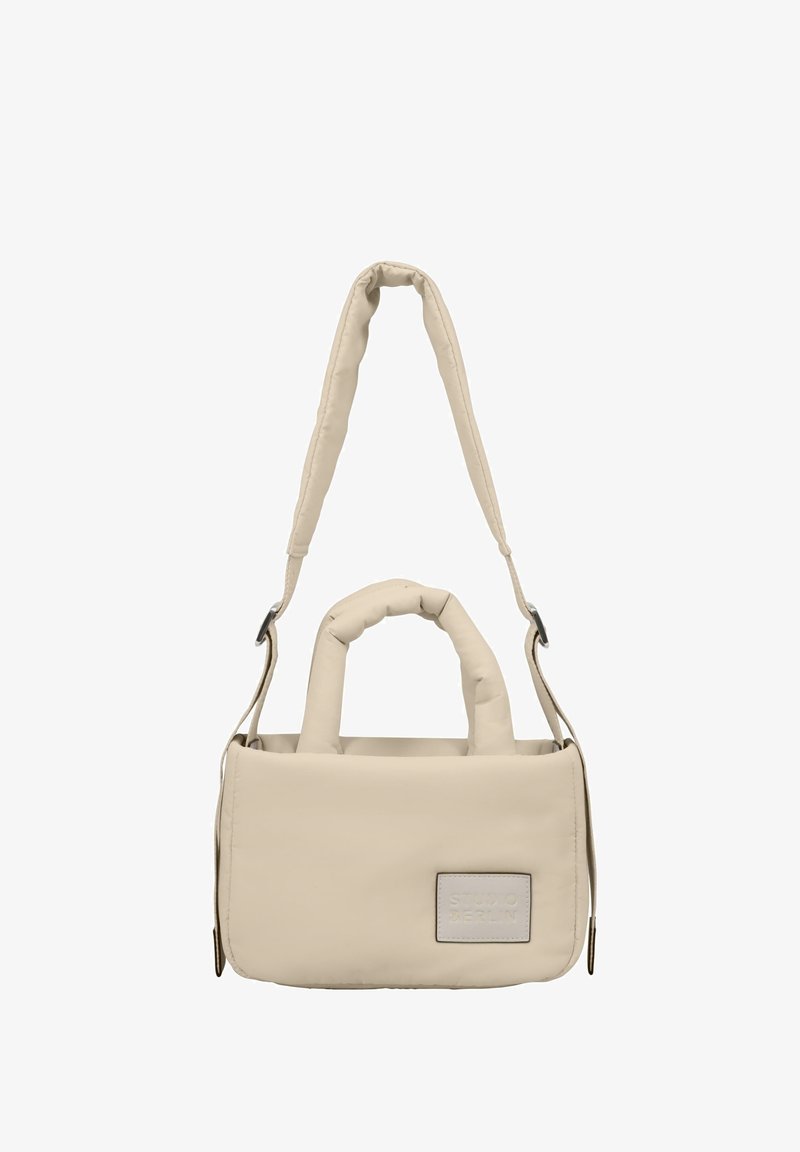 Borsa imbottita beige con tracolla removibile, doppi manici corti e forma rettangolare. Presenta una toppa con logo sul davanti.