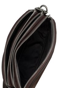Braune Lederbrieftasche mit mehreren Reißverschlusstaschen, silberner Beschläge und einem weichen Stofffutter, das ein sauberes, organisiertes Innenleben zeigt.