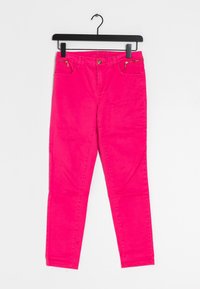 Rosa Baumwoll-Slimgestellte Jeans mit Vordertaschen und Reißverschlüssen. Besitzt einen Knopfverschluss, Gürtelschlaufen und eine glatte Textur. Hängt an einem schwarzen Kleiderbügel.