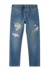 Jasnoniebieskie dżinsy z elastycznym paskiem, zdobione łatkami w kształcie jednorożca, planety, serca i tęczowych gwiazd w żywych kolorach.
