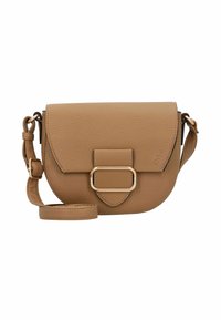 Senaffarbenes Leder-Crossbody-Bag mit geschwungener Form, Klappenverschluss und goldenen Hardware-Details. Verfügt über einen verstellbaren Riemen und eine strukturierte Oberfläche.