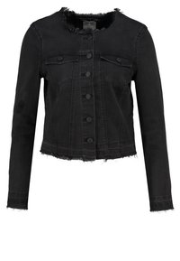 Chaqueta de mezclilla negra recortada con un cuello deshilachado, cierre delantero de botones, dos bolsillos en el pecho y mangas largas. Detalle de tejido texturizado y costuras visibles.