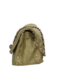 Borsa in ecopelle verde con un design morbidamente cadente, caratterizzata da borchie dorate, una tracolla a catena e una chiusura a patta. Superficie texturizzata con pieghe.