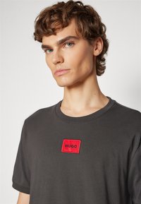 HUGO DIRAGOLINO - Jednoduché tričko - dark grey