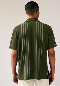 Next TEXTURED SHORT SLEEVE - Hemd - olive green