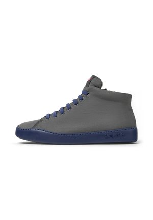 Graue High-Top-Sneaker mit einem strukturierten Textiloberteil, blauer Gummisohle und passenden blauen Schnürsenkeln. Mit Camper-Logo auf der Ferse.