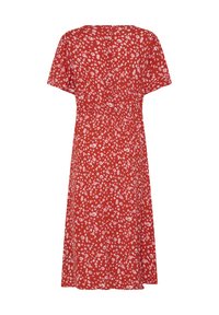 Robe midi rouge à manches courtes avec un petit motif floral blanc, dotée d'un col en V et d'une taille cintrée.