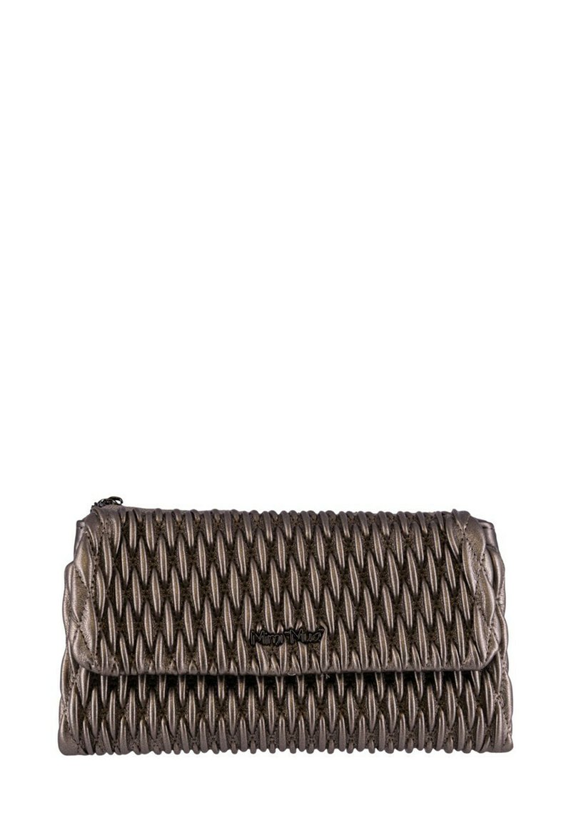 Clutch grigio metallico con un design texturizzato e plissettato, dotato di chiusura a pattina e un dettaglio con il logo sul fronte. Finitura liscia complessiva.
