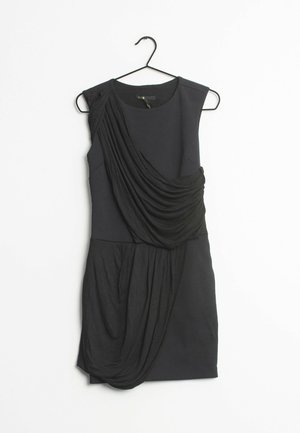 Czarna sukienka bez rękawów z detalami z drapowanej tkaniny. Wykonana z gładkiego materiału, z asymetrycznym krojem i dopasowaną sylwetką.