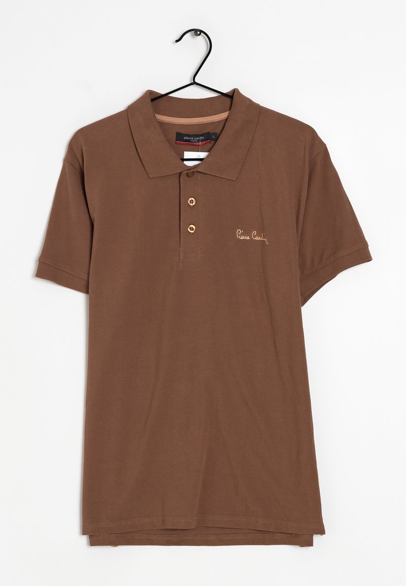 Polo marron à manches courtes avec deux boutons et logo "Pierre Cardin" brodé sur la poitrine, suspendu à un cintre noir.