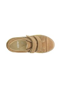 Chaussure en suède beige avec deux sangles Velcro ajustables, bout arrondi, semelle en caoutchouc et accents jaune clair sur les côtés.