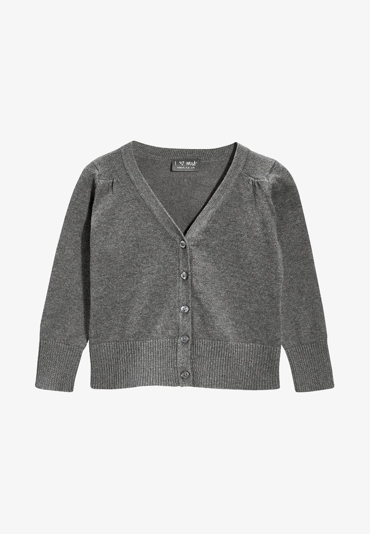 Cardigan gris en tissu doux avec un col en V, six boutons sur le devant, et des poignets et un ourlet côtelés. Présente de légères fronces aux épaules.