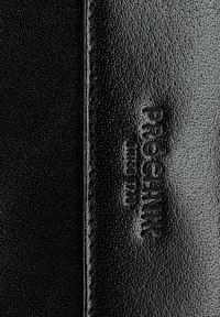 Czarny portfel z fakturowanej skóry z wytłoczonym logo i detalami szwów. Kompaktowy design z gładkim wykończeniem i subtelnym wzorem ziarna.