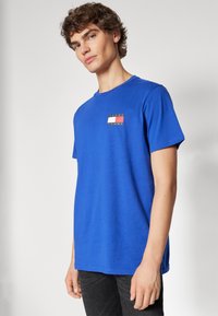 Tommy Jeans SLIM ESSENTIAL FLAG TEE - T-Shirt print - bright blue