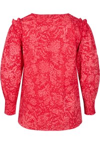 Blusa rossa con texture e motivo floreale, con accenti arricciati sulle spalle e polsini elasticizzati. Presenta un colletto rotondo e orlo dritto.