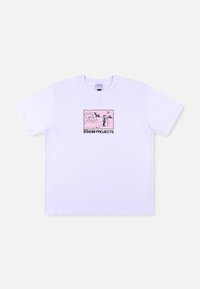 Άσπρο βαμβακερό μπλουζάκι με ροζ γραφικό σχέδιο που απεικονίζει μια φιγούρα και κείμενο "Riviera PROJECTS" σε έντονα μαύρα γράμματα. Κοντά μανίκια, άνετη εφαρμογή.