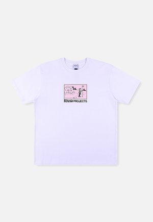 Maglietta bianca di cotone con stampa grafica rosa raffigurante una figura e testo "Riviera PROJECTS" in lettere nere in grassetto. Maniche corte, vestibilità comoda.