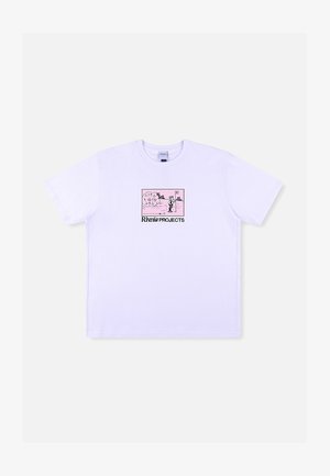 Camiseta blanca de algodón con una impresión gráfica rosa que presenta una figura y el texto "Riviera PROJECTS" en letras negras en negrita. Mangas cortas, corte relajado.