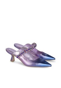 Mules de punta afilada en degradado púrpura con un acabado metálico y una tira decorativa con joyas. Presentan un tacón corto y esculpido.