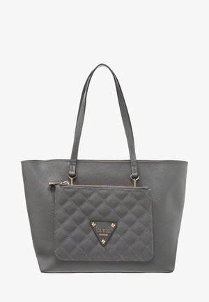 Szara torba Guess typu tote z długimi uchwytami i przednią pikowaną kieszenią na suwak z metalową plakietką z logo.