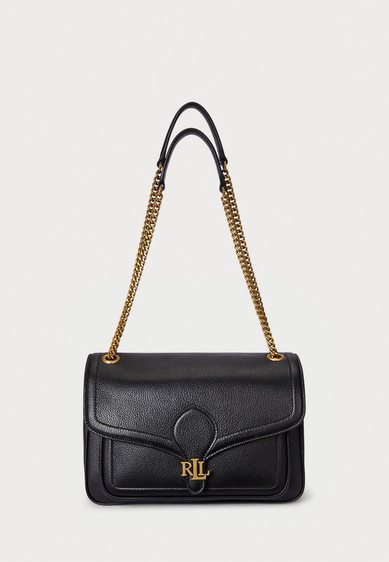 Bolsa de couro preta com acabamento texturizado, apresentando uma alça de corrente dourada, aba curva com um design em relevo e um detalhe em logótipo dourado.