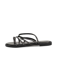 Sandalias planas negras con múltiples tiras entrelazadas, que presentan una textura brillante y una suela negra suave. Diseño minimalista para uso casual.