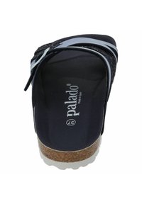 Sandalo nero e blu con una fascia testurizzata, sottopiede in sughero e suola in gomma. Presenta un design della punta larga e cinturini superiori regolabili.