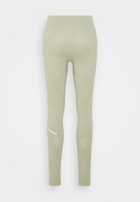 Leggings verde claro num design ajustado, com um padrão texturado e um logótipo na parte inferior da perna esquerda. Cintura alta com um acabamento suave.