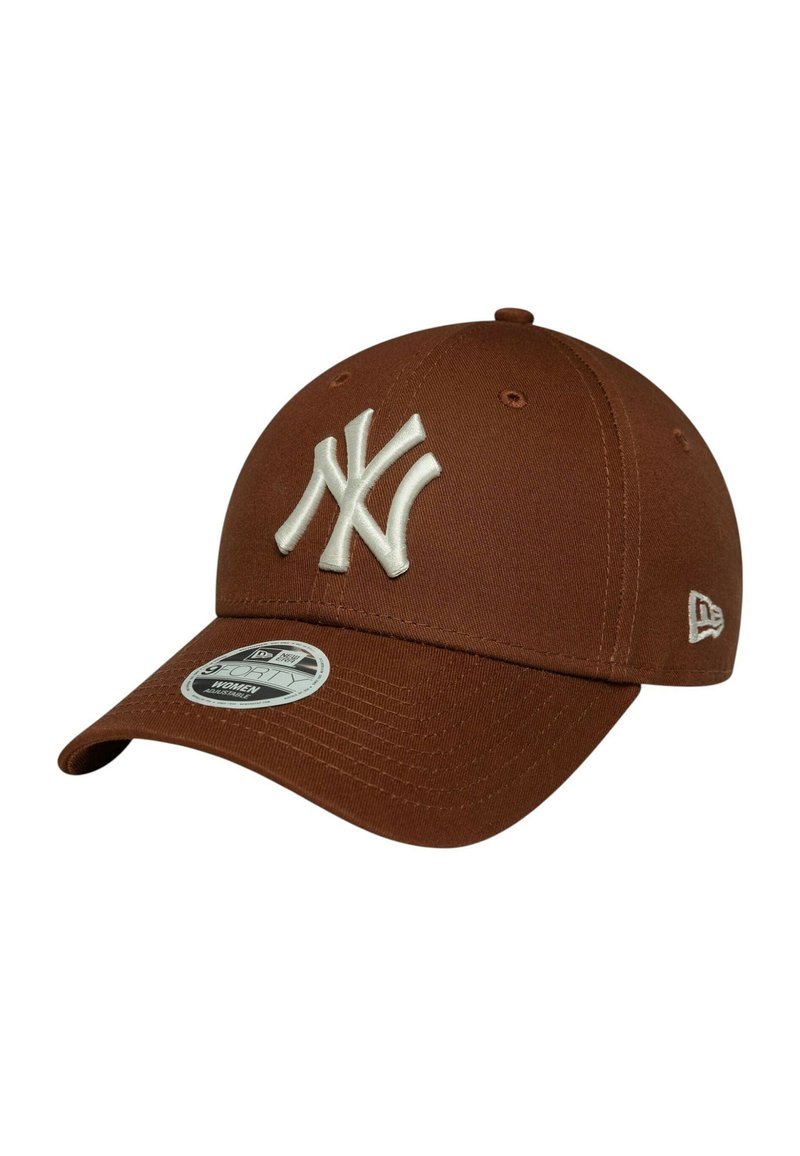 Cappellino da baseball marrone con visiera curvata, dotato di un grande logo ricamato bianco dei New York Yankees sul davanti e un piccolo logo sul lato.