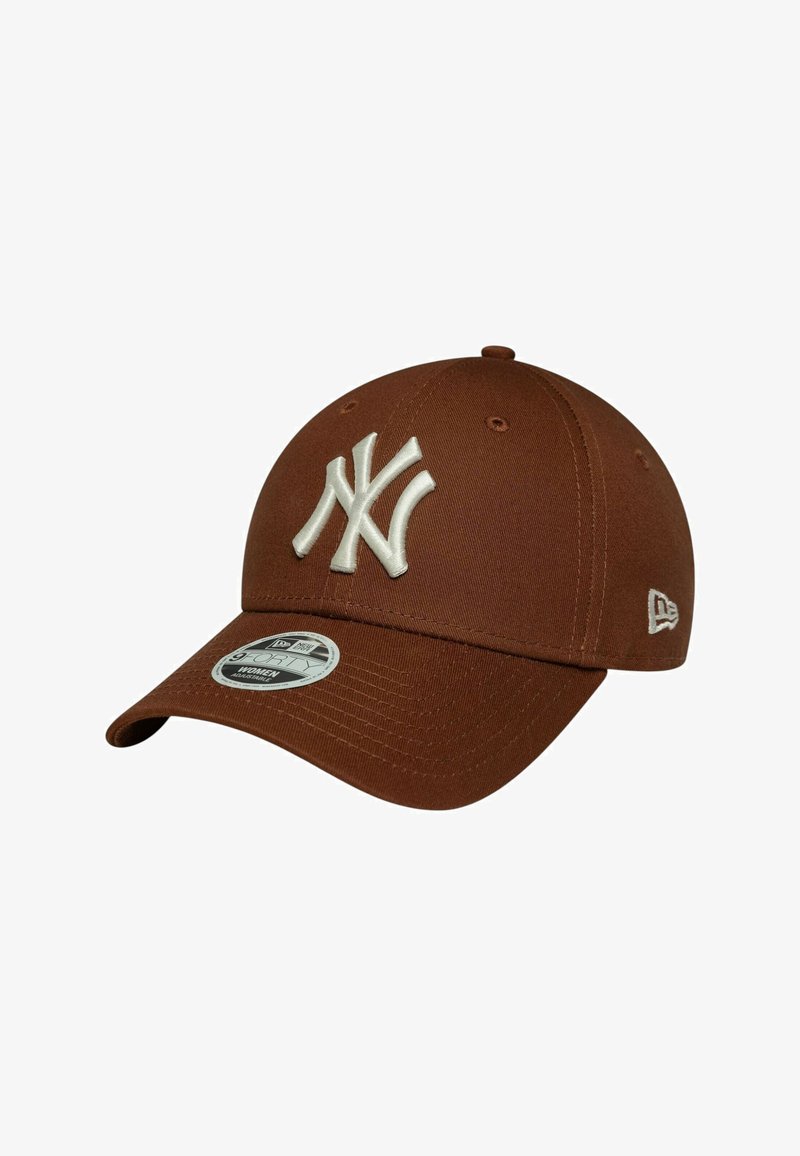 Cappellino da baseball marrone con visiera curvata, dotato di un grande logo ricamato bianco dei New York Yankees sul davanti e un piccolo logo sul lato.