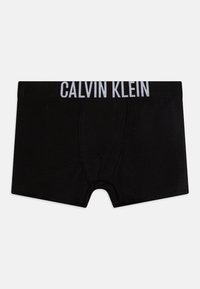 Sorte bomulls boxershorts med bred elastisk midjebånd som viser "CALVIN KLEIN" i hvitt, med en tettsittende passform og lengde til midten av låret.