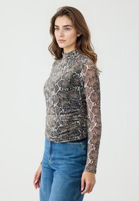 Langärmliges Oberteil mit hohem Kragen, das mit einem Schlangenprint-Muster in Brauntönen und Beige versehen ist. Hergestellt aus dehnbarem, leichtem Stoff.