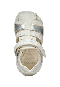 Sandal bianco con accenti argentati e finitura glitterata, caratterizzata da punta chiusa, cinturino regolabile e design traspirante per il comfort.
