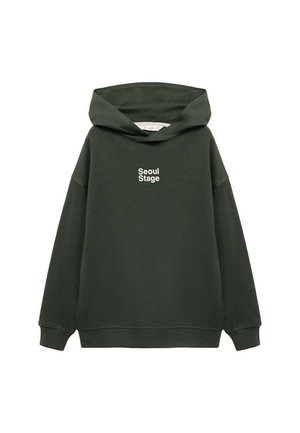 Donkergroen hoodie van stof met een relaxed fit. Heeft een vozak pocket en de tekst "Seoul Stage" in het wit gedrukt op de borst.