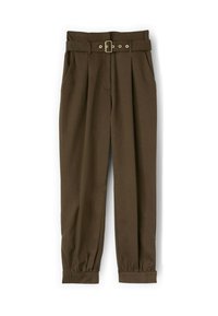 Bruine broek met een ceintuur in de taille, geplooide voorkant en taps toelopende boorden. Gemaakt van een gladde stof, met metalen sluitingen.