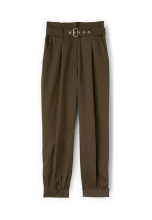 Braune Hose mit gewähltem Bund, gefältetem Vorderteil und schmal zulaufenden Bündchen. Hergestellt aus einem glatten Stoff, mit metallischen Beschlägen für den Verschluss.