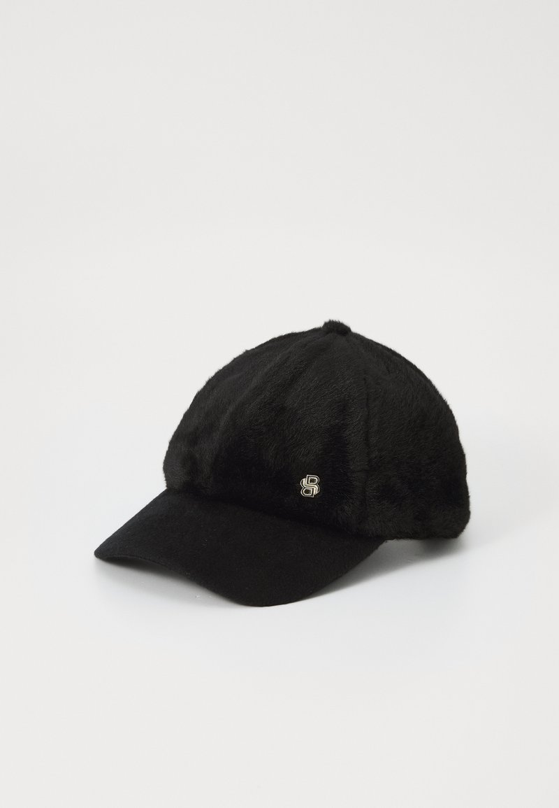 Casquette noire avec une texture douce en fausse fourrure. Elle présente un dessus arrondi, une visière plate et un petit logo métallique sur le côté gauche à l'avant.