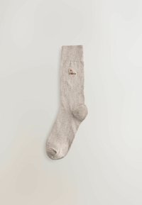 Pilka medvilninė kojinė su raukšlėta apatine dalimi, kuri turi mažą siuvinėtą gyvūno detalę šone ir sustiprintą pirštų zoną.