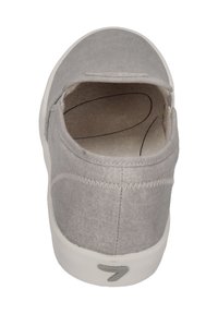 Grijze canvas instapper met een zachte textuur, witte rubberen zool en een gestikte naaddetail langs de achterkant van de hak. Ontworpen voor eenvoudig aan- en uittrekken.
