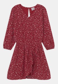 Vestido rojo de flores con mangas largas, escote en V y detalle de abertura en la parte posterior. Presenta una cintura fruncida y una falda fluida.