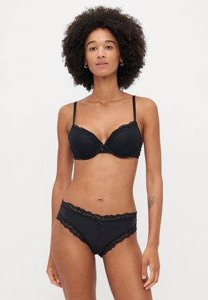 Conjunto de lingerie preto com um soutien almofadado com detalhes em renda e alças ajustáveis, emparelhado com cuecas com acabamento em renda correspondente.