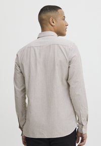 Casual Friday CFANTON - Srajca - white w  coffee liqueur strip