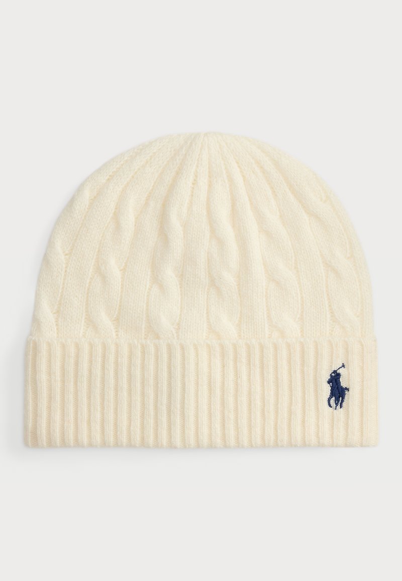 Krēmkrāsas adīta beanie cepure ar ribotu maliņu, kurai sānos ir neliels tumši zilas krāsas logo izšuvums, izgatavota no mīkstas vilnas maisījuma.