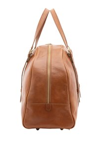 Borsa da viaggio in pelle marrone con forma arrotondata, chiusura con zip dorata, manici doppi e frange laterali. Texture liscia con dettagli di cucitura sottile.