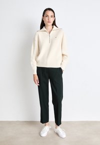 Tommy Hilfiger CORE - Vászonnadrágok - midnight moss